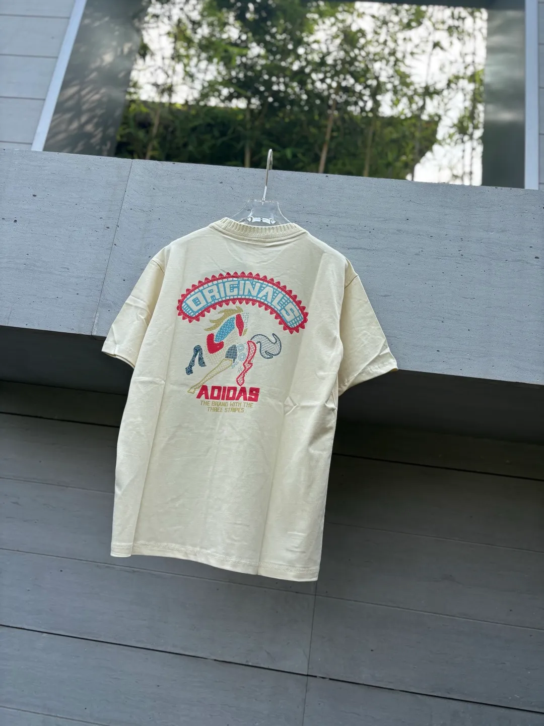 𝟬𝟱𝟰𝟴𝟱# Exclusive real shot/difference between various stolen pictures and online version on the market [Year of the Horse limited edition 𝗮𝗱𝗶𝗱𝗮𝘀 Adidas clover logo short sleeves! AD Year of the Horse Limited Short Sleeves] ✅Selected high-density combed cotton, high-density screen printing of Chinese elements on the chest and back, custom-woven threaded neckline that does not deform, accessories details consistent with the original version ✅Adidas Clover Chinese Knot Year of the Horse Limited Short Sleeves are amazing! ✅The lucky T-shirt that is a must-have for the Year of the Horse in 2026 is here✨ The new Chinese Knot Series is also available to understand the oriental aesthetics! ✅The exquisite Chinese knot embroidery on the chest is so eye-catching! It means good luck and immediate success, the red knot is festive, the gold knot is noble, and it brings good luck buff! Classic clover logo + small logo on the hem, full of details 💯 ❤️Fairy color matching Hanyu white: gentle and white, perfect with jeans and skirts, gentleness is the natural outfit, ❤️Classic black: Versatile is not picky, gold knot embellishment is more advanced, a must-have for cool girls ✅ Complete with three standards! Perfect Quality! Highly recommended! Large size Color: Han Jade White Size: S to XXL (loose fit)